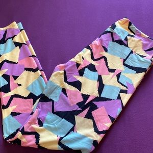 LuLaRoe new leggings and matching shirt.